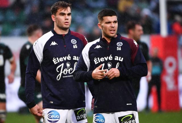 (FILES) Bordeaux-Begles' French wing Damian Penaud (L) and Bordeaux-Begles' French fly-half Matthieu Jalibert look on during the French Top14 rugby union match between Section Paloise Bearn Pyrenees (Pau) and Union Bordeaux-Begles (UBB) at Stade de Hameau in Pau, south-western France on November 11, 2023. Damian Penaud, the all-time try-scoring record holder for the French national rugby union team, who was left out of the last Six Nations Championship, was recalled on June 21, 2026, to prepare for the Southern Hemisphere Nations Championship, alongside his UBB teammate Matthieu Jalibert but without Louis Bielle-Biarrey, who was given a rest. (Photo by GAIZKA IROZ / AFP)