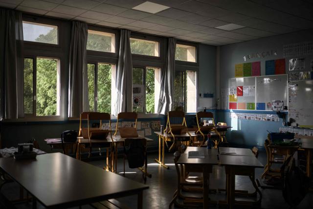 (FILES) This photograph taken on July 1, 2025 shows an empty classroom at an elementary school during a heatwave in Bordeaux, south-western France. A total of 845 primary and secondary schools will be closed on June 21, 2026 in France due to the heatwave, whilst a further 1,800 schools will "adjust their timetables", meaning they will "dismiss pupils in the early afternoon", France's Education Minister announced on June 21, 2026. (Photo by Philippe LOPEZ / AFP)