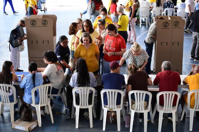 People queue to vote during the presidential election runoff, in Barranquilla, Colombia, on June 21, 2026. Colombians head to the polls to pick a new president between a hard-right White House-backed lawyer and a leftist senator that will decide the fate of the country's stumbling peace process and strained ties with Washington. (Photo by Jaime SALDARRIAGA / AFP)