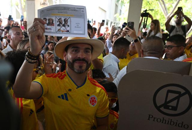 Colombia's presidential candidate for the Defensores de la Patria movement, Abelardo de la Espriella, votes at a polling station during the presidential election runoff in Barranquilla, Colombia, on June 21, 2026. Colombians head to the polls to pick a new president between a hard-right White House-backed lawyer and a leftist senator that will decide the fate of the country's stumbling peace process and strained ties with Washington. (Photo by Juan BARRETO / AFP)