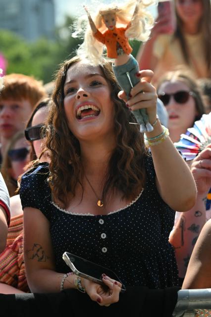 Fans of British singer Perrie watch her perform on the main stage in the sunshine during the TRNSMT Festival on Glasgow Green in the centre of Glasgow, Scotland on June 21, 2026, the final day of the three-day festival. (Photo by ANDY BUCHANAN / AFP)