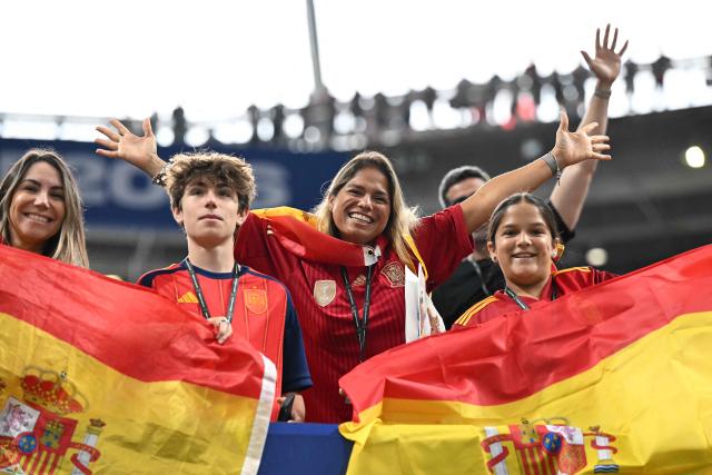 Spain supporters pose prior to the 2026 World Cup Group H football match between Spain and Saudi Arabia at the Atlanta Stadium in Atlanta on June 21, 2026.  (Photo by ROBERTO SCHMIDT / AFP)