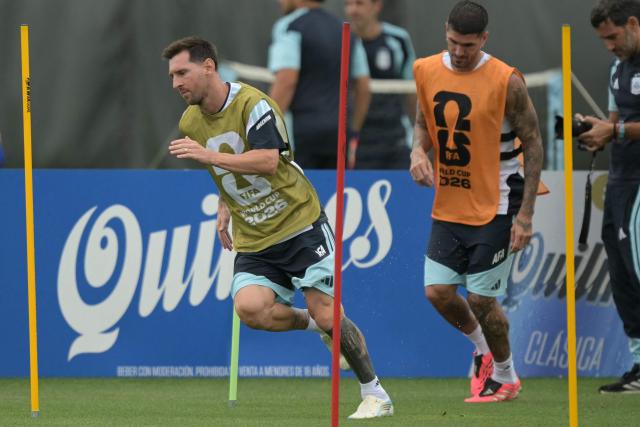Argentina's forward #10 Lionel Messi warms up during an MD-1 training session at the Sporting KC Training Centre in Kansas City on June 21, 2026, on the eve of the 2026 World Cup Group J football match between Argentina and Austria.  (Photo by JUAN MABROMATA / AFP)