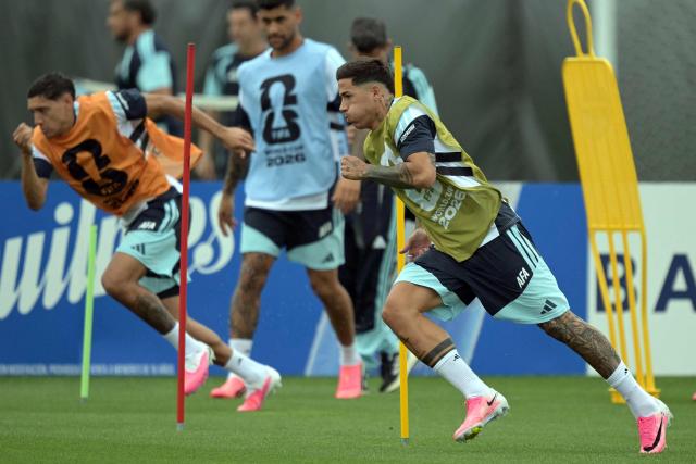 Argentina's midfielder #24 Enzo Fernandez (R) warms up during an MD-1 training session at the Sporting KC Training Centre in Kansas City on June 21, 2026, on the eve of the 2026 World Cup Group J football match between Argentina and Austria.  (Photo by JUAN MABROMATA / AFP)