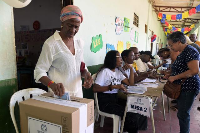 A wona casts her vote during the presidential election runoff in Robles, Valle del Cauca, Colombia, on June 21, 2026. Colombians head to the polls to pick a new president between a hard-right White House-backed lawyer and a leftist senator that will decide the fate of the country's stumbling peace process and strained ties with Washington. (Photo by JOAQUIN SARMIENTO / AFP)