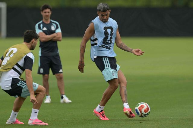 Argentina's defender #25 Facundo Medina (R) practices during an MD-1 training session at the Sporting KC Training Centre in Kansas City on June 21, 2026, on the eve of the 2026 World Cup Group J football match between Argentina and Austria.  (Photo by JUAN MABROMATA / AFP)