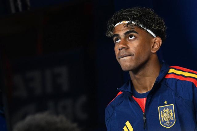 Spain's forward #19 Lamine Yamal arrives on the pitch for the  2026 World Cup Group H football match between Spain and Saudi Arabia at the Atlanta Stadium in Atlanta on June 21, 2026.  (Photo by ROBERTO SCHMIDT / AFP)