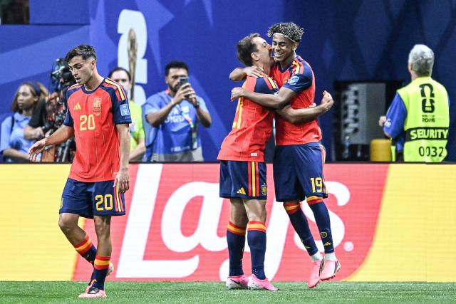 Spain's forward #19 Lamine Yamal (R) celebrates with teammates after scoring the opening goal during the 2026 World Cup Group H football match between Spain and Saudi Arabia at the Atlanta Stadium in Atlanta on June 21, 2026.  (Photo by ROBERTO SCHMIDT / AFP)