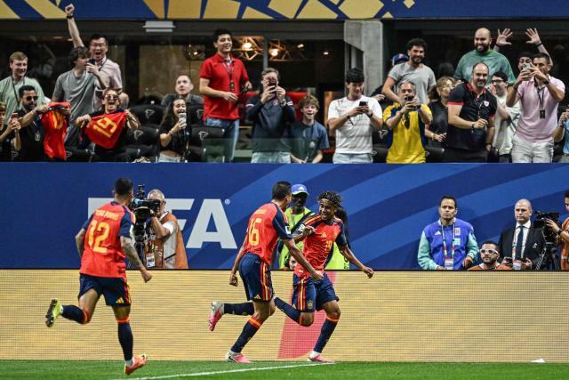 Spain's forward #19 Lamine Yamal (R) celebrates with teammates after scoring the opening goal during the 2026 World Cup Group H football match between Spain and Saudi Arabia at the Atlanta Stadium in Atlanta on June 21, 2026.  (Photo by ROBERTO SCHMIDT / AFP)