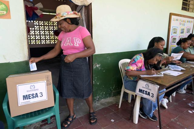 A woman casts her vote during the presidential election runoff, in Robles, Valle del Cauca, Colombia, on June 21, 2026. Colombians head to the polls to pick a new president between a hard-right White House-backed lawyer and a leftist senator that will decide the fate of the country's stumbling peace process and strained ties with Washington. (Photo by JOAQUIN SARMIENTO / AFP)