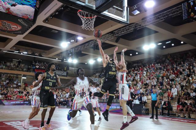 AS Monaco's Serbian guard #26 Nemanja Nedovic (2ndR) attempts to score during the French Ligue Nationale de Basket (LNB Elite) Pro A final match between AS Monaco Basket and Paris Basketball, at the Gaston Medecin arena in Monaco on June 21, 2026. (Photo by Valery HACHE / AFP)