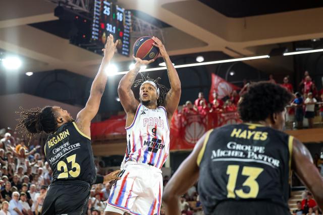 Paris Basketball's US power forward #09 Lamar Stevens (C) attempts a shot during the French Ligue Nationale de Basket (LNB Elite) Pro A final match between AS Monaco Basket and Paris Basketball, at the Gaston Medecin arena in Monaco on June 21, 2026. (Photo by Valery HACHE / AFP)