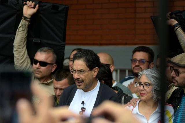 Colombia's presidential candidate for the ruling Pacto Historico party, Ivan Cepeda (C), arrives at a polling station next to Senator Maria Jose Pizarro (2-R) during the presidential election runoff, in Bogota on June 21, 2026. Colombians head to the polls to pick a new president between a hard-right White House-backed lawyer and a leftist senator that will decide the fate of the country's stumbling peace process and strained ties with Washington. (Photo by Sebastian BARROS / AFP)