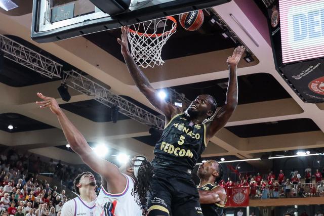 AS Monaco's French centre #05 Yoan Makoundou (R) attempts a shot during the French Ligue Nationale de Basket (LNB Elite) Pro A final match between AS Monaco Basket and Paris Basketball, at the Gaston Medecin arena in Monaco on June 21, 2026. (Photo by Valery HACHE / AFP)