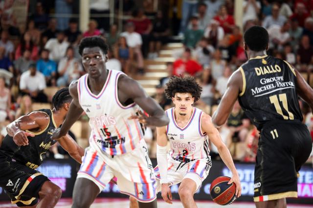 Paris Basketball's French-Algerian guard #02 Nadir Hifi (C) runs with the ball during the French Ligue Nationale de Basket (LNB Elite) Pro A final match between AS Monaco Basket and Paris Basketball, at the Gaston Medecin arena in Monaco on June 21, 2026. (Photo by Valery HACHE / AFP)