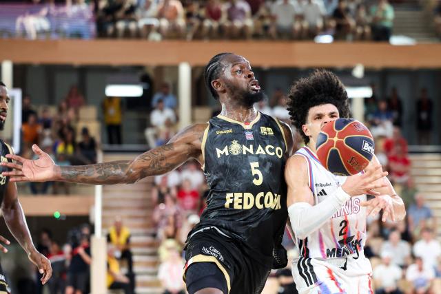 Paris Basketball's French-Algerian guard #02 Nadir Hifi (R) fights for the ball with AS Monaco's French centre #05 Yoan Makoundou (L) during the French Ligue Nationale de Basket (LNB Elite) Pro A final match between AS Monaco Basket and Paris Basketball, at the Gaston Medecin arena in Monaco on June 21, 2026. (Photo by Valery HACHE / AFP)