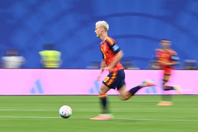 Spain's forward #10 Dani Olmo (C) runs with the ball  during the 2026 World Cup Group H football match between Spain and Saudi Arabia at the Atlanta Stadium in Atlanta on June 21, 2026.  (Photo by ROBERTO SCHMIDT / AFP)
