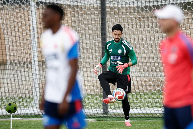 Colombia's goalkeeper #12 Camilo Vargas takes part in a training session at the Academia Atlas FC in Zapopan, near Guadalajara, Mexico on June 21, 2026, during the 2026 World Cup football tournament.  (Photo by Ulises RUIZ / AFP)