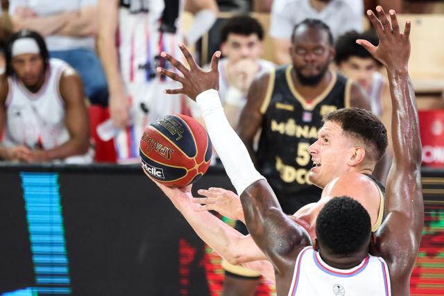 AS Monaco's Serbian guard #26 Nemanja Nedovic (C) fights for the ball during the French Ligue Nationale de Basket (LNB Elite) Pro A final match between AS Monaco Basket and Paris Basketball, at the Gaston Medecin arena in Monaco on June 21, 2026. (Photo by Valery HACHE / AFP)
