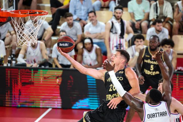 AS Monaco's Serbian guard #26 Nemanja Nedovic (C) attempts a shot during the French Ligue Nationale de Basket (LNB Elite) Pro A final match between AS Monaco Basket and Paris Basketball, at the Gaston Medecin arena in Monaco on June 21, 2026. (Photo by Valery HACHE / AFP)