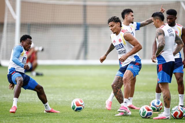 Colombia's forward #26 Andres Gomez (L) and midfielder #06 Richard Rios take part in a training session at the Academia Atlas FC in Zapopan, near Guadalajara, Mexico on June 21, 2026, during the 2026 World Cup football tournament.  (Photo by Ulises RUIZ / AFP)