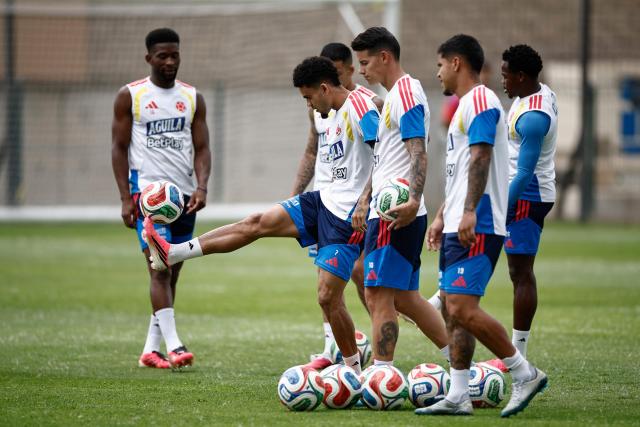 Colombia's forward #07 Luis Diaz (2nd L) and midfielder #10 James Rodriguez (C) take part in a training session at the Academia Atlas FC in Zapopan, near Guadalajara, Mexico on June 21, 2026, during the 2026 World Cup football tournament.  (Photo by Ulises RUIZ / AFP)