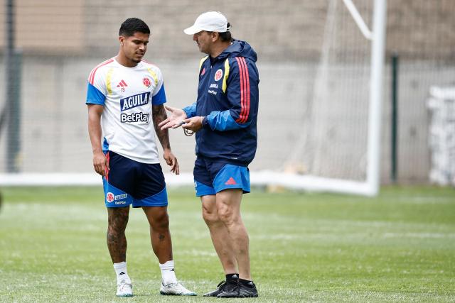 Colombia's Argentine head coach Nestor Lorenzo speaks with forward #19 Juan Camilo Hernandez during a training session at the Academia Atlas FC in Zapopan, near Guadalajara, Mexico on June 21, 2026, during the 2026 World Cup football tournament.  (Photo by Ulises RUIZ / AFP)
