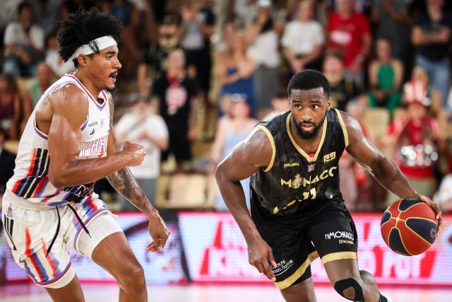 AS Monaco's US forward #11 Alpha Diallo (R) runs with the ball during the French Ligue Nationale de Basket (LNB Elite) Pro A game four of the final between AS Monaco Basket and Paris Basketball, at the Gaston Medecin arena in Monaco on June 21, 2026. (Photo by Valery HACHE / AFP)