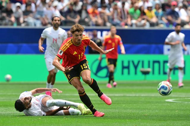Iran's midfielder #08 Mohammad Mohebbi reacts in pain next to Belgium's defender #15 Thomas Meunier during the 2026 World Cup Group G football match between Belgium and Iran at the Los Angeles Stadium in Inglewood on June 21, 2026.  (Photo by Frederic J. Brown / AFP)