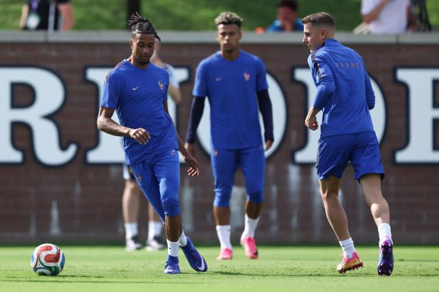France's forward #11 Michael Olise (L) takes part in an MD-1 training session at the University of Pennsylvania in Philadelphia on June 21, 2026, on the eve of the 2026 World Cup Group I football match between France and Iraq. (Photo by Franck FIFE / AFP)