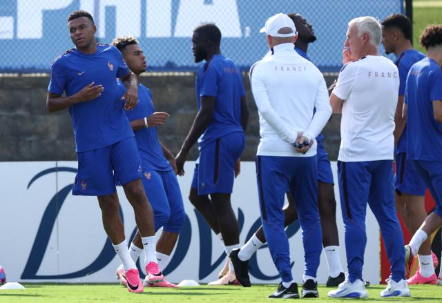 France's forward #10 Kylian Mbappe (L) and France's head coach Didier Deschamps (R) take part in an MD-1 training session at the University of Pennsylvania in Philadelphia on June 21, 2026, on the eve of the 2026 World Cup Group I football match between France and Iraq. (Photo by Franck FIFE / AFP)