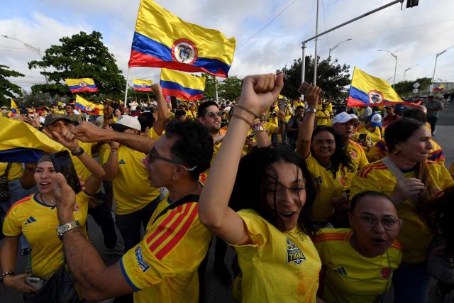 TOPSHOT - Supporters of Colombia's presidential candidate for the Defensores de la Patria movement, Abelardo de la Espriella, react after the first results of the presidential election runoff at the Ventana al Mundo monument in Barranquilla, Colombia, on June 21, 2026. Colombians voted on June 21 in a polarized presidential runoff that could reshape the country's fragile peace process and relations with the United States, after the most violent election campaign in a decade. (Photo by Jaime SALDARRIAGA / AFP)