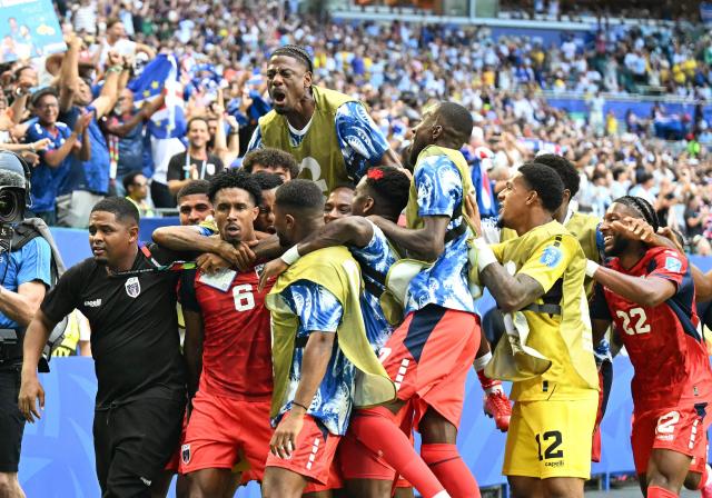 Cape Verde's midfielder #06 Kevin Pina celebrates with teammates after scoring his team's first goal during the 2026 World Cup Group H football match between Uruguay and Cape Verde at the Miami Stadium in Miami Gardens on June 21, 2026.  (Photo by CHANDAN KHANNA / AFP)