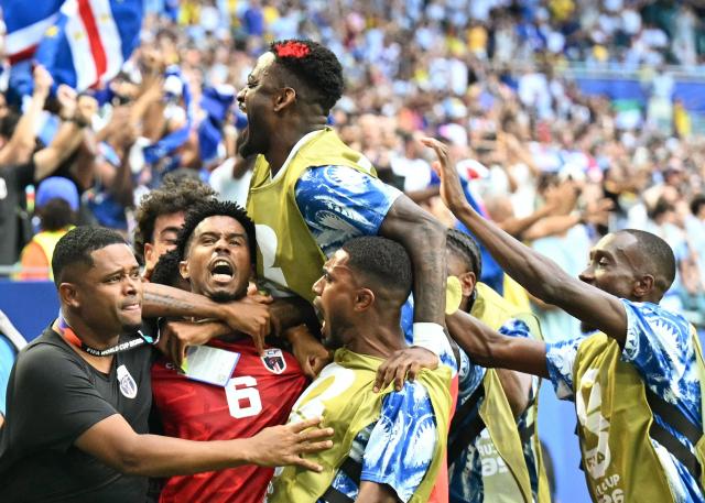 Cape Verde's midfielder #06 Kevin Pina celebrates with teammates after scoring his team's first goal during the 2026 World Cup Group H football match between Uruguay and Cape Verde at the Miami Stadium in Miami Gardens on June 21, 2026.  (Photo by CHANDAN KHANNA / AFP)