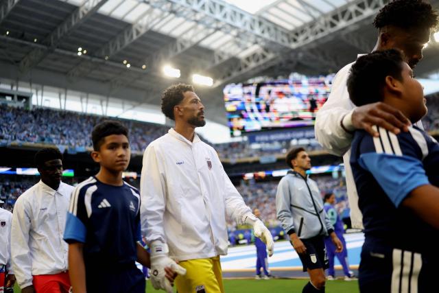 Cape Verde's goalkeeper #01 Vozinha (C) enters the pitch ahead of the 2026 World Cup Group H football match between Uruguay and Cape Verde at the Miami Stadium in Miami Gardens on June 21, 2026.  (Photo by PATRICIA DE MELO MOREIRA / AFP)