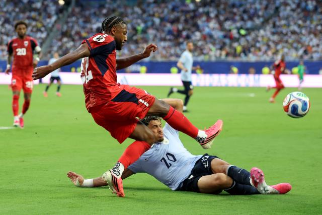 Cape Verde's defender #22 Steven Moreira and Uruguay's midfielder #20 Maximiliano Araujo fight for the ball during the 2026 World Cup Group H football match between Uruguay and Cape Verde at the Miami Stadium in Miami Gardens on June 21, 2026.  (Photo by PATRICIA DE MELO MOREIRA / AFP)