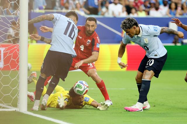 Cape Verde's goalkeeper #01 Vozinha makes a save past Uruguay's midfielder #20 Maximiliano Araujo during the 2026 World Cup Group H football match between Uruguay and Cape Verde at the Miami Stadium in Miami Gardens on June 21, 2026.  (Photo by PATRICIA DE MELO MOREIRA / AFP)