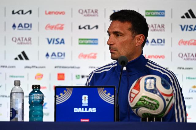 Argentina's head coach Lionel Scaloni (C) gives an MD-1 press conference at the Dallas Stadium in Arlington on June 21, 2026, on the eve of the 2026 World Cup Group J football match between Argentina and Austria.  (Photo by Paul ELLIS / AFP)