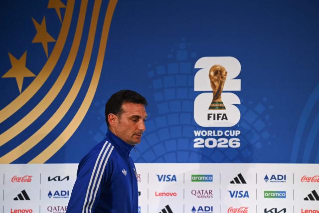 Argentina's head coach Lionel Scaloni arrives at an MD-1 press conference at the Dallas Stadium in Arlington on June 21, 2026, on the eve of the 2026 World Cup Group J football match between Argentina and Austria.  (Photo by Paul ELLIS / AFP)