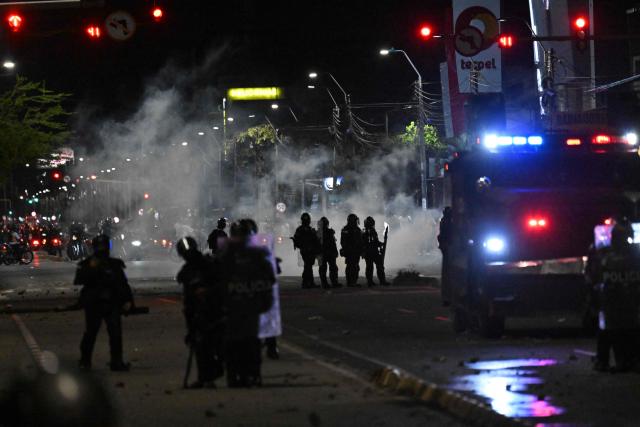 Demonstrators clash with riot police as they protest the preliminary results of the presidential runoff election in Cali, Colombia, on June 21, 2026. A flamboyant US-backed lawyer who has never held public office narrowly won Colombia's presidential runoff Sunday, swinging the country hard to the right on a promise to wage war against drug-running guerrilla groups. With more than 99 percent of polling centers reporting, Abelardo de la Espriella had 49.67 percent of the vote, an unassailable lead over his rival, left-wing Senator Ivan Cepeda who trailed at 48.69 percent, according to official results. (Photo by Joaquin SARMIENTO / AFP)