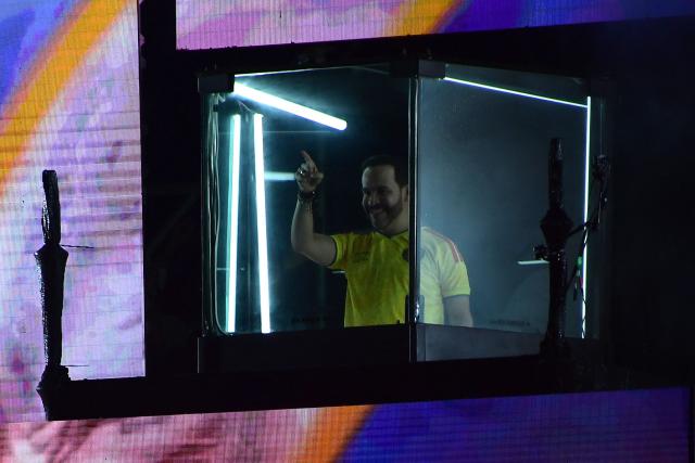 Colombias presidential candidate for the Defensores de la Patria movement, Abelardo de la Espriella, gestures to supporters from behind bullet-proof glass following the preliminary results of the presidential runoff election at the Ventana al Mundo monument in Barranquilla, Colombia, on June 21, 2026. A flamboyant US-backed lawyer who has never held public office narrowly won Colombia's presidential runoff on June 21, swinging the country hard to the right on a promise to wage war against drug-running guerrilla groups. With just a handful of polling centers left to report, Abelardo de la Espriella had 49.65 percent of the vote -- an unassailable lead over left-wing Senator Ivan Cepeda who trailed on 48.70 percent. (Photo by Jaime SALDARRIAGA / AFP)