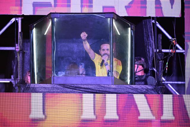 Colombia's presidential candidate for the Defensores de la Patria movement, Abelardo de la Espriella, speaks to supporters from behind bullet-proof glass following the preliminary results of the presidential runoff election at the Ventana al Mundo monument in Barranquilla, Colombia, on June 21, 2026. A flamboyant US-backed lawyer who has never held public office narrowly won Colombia's presidential runoff on June 21, swinging the country hard to the right on a promise to wage war against drug-running guerrilla groups. With just a handful of polling centers left to report, Abelardo de la Espriella had 49.65 percent of the vote -- an unassailable lead over left-wing Senator Ivan Cepeda who trailed on 48.70 percent. (Photo by Juan BARRETO / AFP)