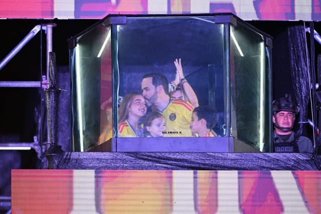 Colombia's presidential candidate for the Defensores de la Patria movement, Abelardo de la Espriella, celebrates with family behind bullet-proof glass following the preliminary results of the presidential runoff election at the Ventana al Mundo monument in Barranquilla, Colombia, on June 21, 2026. A flamboyant US-backed lawyer who has never held public office narrowly won Colombia's presidential runoff on June 21, swinging the country hard to the right on a promise to wage war against drug-running guerrilla groups. With just a handful of polling centers left to report, Abelardo de la Espriella had 49.65 percent of the vote -- an unassailable lead over left-wing Senator Ivan Cepeda who trailed on 48.70 percent. (Photo by Jaime SALDARRIAGA / AFP)