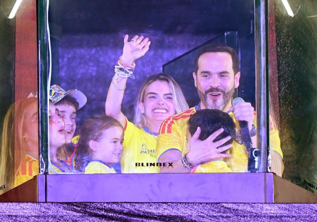 Colombia's presidential candidate for the Defensores de la Patria movement, Abelardo de la Espriella, speaks to supporters accompanied by his family from behind a bullet-proof glass following the preliminary results of the presidential runoff election at the Ventana al Mundo monument in Barranquilla, Colombia, on June 21, 2026. A flamboyant US-backed lawyer who has never held public office narrowly won Colombia's presidential runoff on June 21, swinging the country hard to the right on a promise to wage war against drug-running guerrilla groups. With just a handful of polling centers left to report, Abelardo de la Espriella had 49.65 percent of the vote -- an unassailable lead over left-wing Senator Ivan Cepeda who trailed on 48.70 percent. (Photo by Juan BARRETO / AFP)