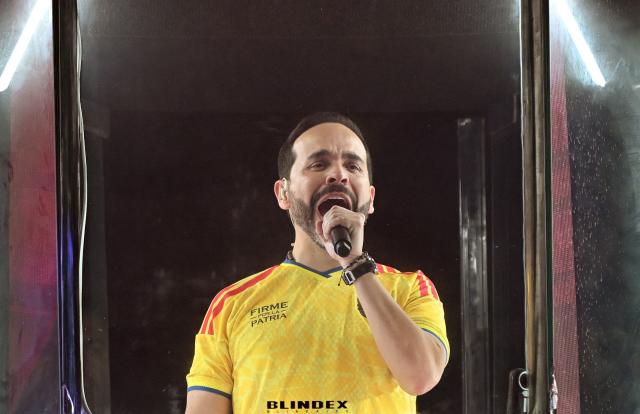 Colombia's presidential candidate for the Defensores de la Patria movement, Abelardo de la Espriella, speaks to supporters from behind a bullet-proof glass following the preliminary results of the presidential runoff election at the Ventana al Mundo monument in Barranquilla, Colombia, on June 21, 2026. A flamboyant US-backed lawyer who has never held public office narrowly won Colombia's presidential runoff on June 21, swinging the country hard to the right on a promise to wage war against drug-running guerrilla groups. With just a handful of polling centers left to report, Abelardo de la Espriella had 49.65 percent of the vote -- an unassailable lead over left-wing Senator Ivan Cepeda who trailed on 48.70 percent. (Photo by Juan BARRETO / AFP)