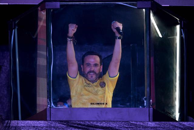 Colombia's presidential candidate for the Defensores de la Patria movement, Abelardo de la Espriella, speaks to supporters from behind a bullet-proof glass following the preliminary results of the presidential runoff election at the Ventana al Mundo monument in Barranquilla, Colombia, on June 21, 2026. A flamboyant US-backed lawyer who has never held public office narrowly won Colombia's presidential runoff on June 21, swinging the country hard to the right on a promise to wage war against drug-running guerrilla groups. With just a handful of polling centers left to report, Abelardo de la Espriella had 49.65 percent of the vote -- an unassailable lead over left-wing Senator Ivan Cepeda who trailed on 48.70 percent. (Photo by Juan BARRETO / AFP)