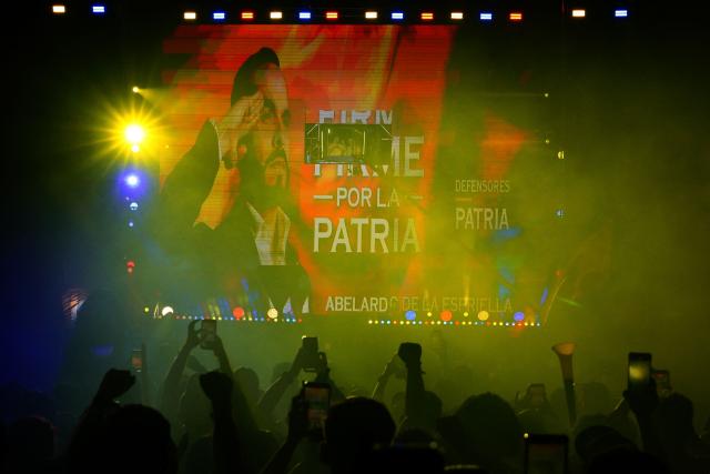 Colombia's presidential candidate for the Defensores de la Patria movement, Abelardo de la Espriella (C) speaks to supporters from behind a bullet-proof glass following the preliminary results of the presidential runoff election at the Ventana al Mundo monument in Barranquilla, Colombia, on June 21, 2026. A flamboyant US-backed lawyer who has never held public office narrowly won Colombia's presidential runoff on June 21, swinging the country hard to the right on a promise to wage war against drug-running guerrilla groups. With just a handful of polling centers left to report, Abelardo de la Espriella had 49.65 percent of the vote -- an unassailable lead over left-wing Senator Ivan Cepeda who trailed on 48.70 percent. (Photo by Vanexa Romero / AFP)