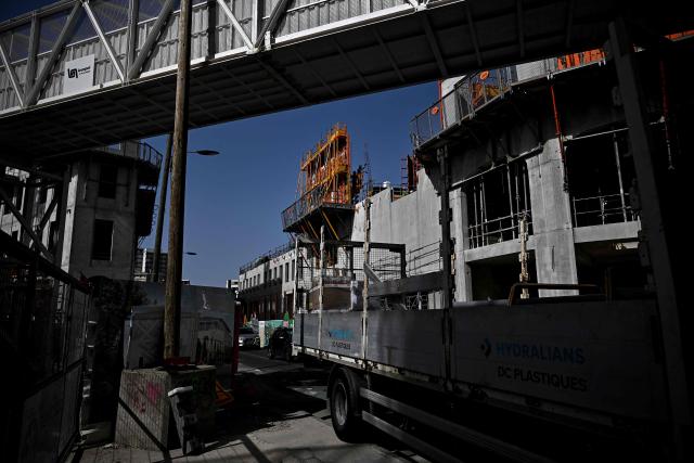Labourers work at a construction site in Bordeaux, southwestern France on June 22, 2026, as France experiences a ferocious heatwave. France was set on June 22, 2026 to experience the hottest day yet in its latest heatwave after a sweltering night, with a peak of 43C expected in the southwest. In a first, France's highest heat warning was issued across half the country for June 22, 2026, with forecasters warning the extreme weather episode could end up being as serious as a 2003 heatwave that claimed the lives of nearly 15,000 people nationwide. (Photo by Christophe ARCHAMBAULT / AFP)