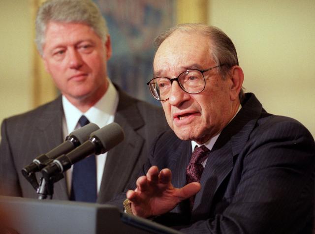 (FILES) US Federal Reserve Chairman Alan Greenspan speaks to the media in the Oval Office of the White House beside US President Bill Clinton on January 4, 1999 in Washington, DC. Greenspan, the longtime US Federal Reserve chief who presided over an unprecedented American economic expansion but was later faulted for failing to rein in financial markets before the 2008 global crisis, died on June 22, 2026, US media reported. (Photo by MARIO TAMA / AFP)