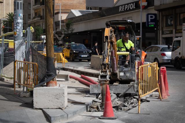 A worker is pictured in a street in Barcelona on June 22, 2026, during the heat wave that is affecting the Iberian Peninsula. Large parts of Spain experience unusually high temperatures for June as a mass of hot air from North Africa moves across the Iberian Peninsula. (Photo by Josep LAGO / AFP)